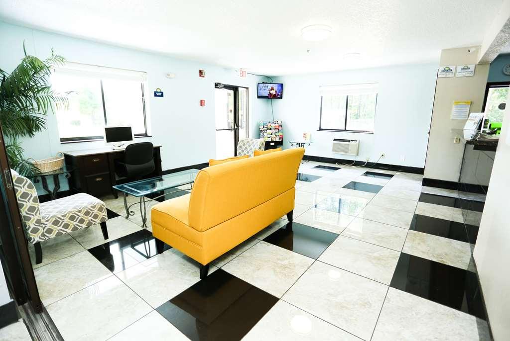 Super 8 By Wyndham Villa Rica Beltér fotó